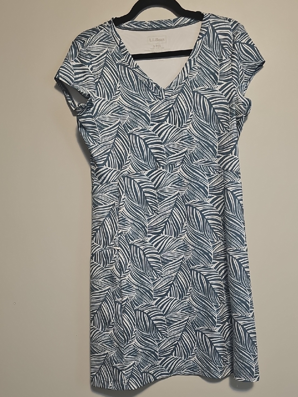 L.L. Bean Green and White Leaf-Print V-Neck Midi Active Dress